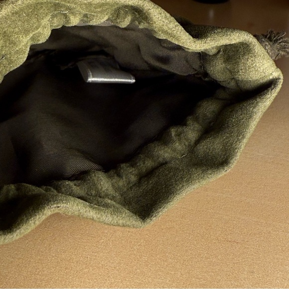 LA MER Skincare Set & Pouch | Travel Size (3pc) | Velvet Green Drawstring Pouch - Picture 9 of 9